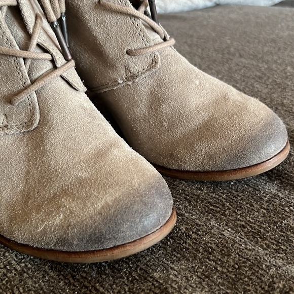 Tom's suede distressed lace up stacked taupe oatmeal ankle booties Size 8 - Picture 4 of 14